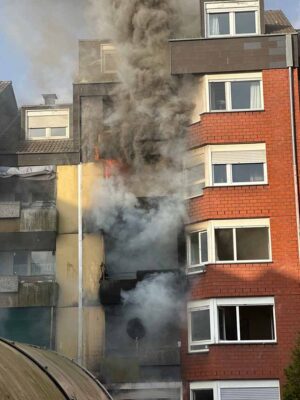 Die Flammen griffen über die Balkone auf die Wohnungen über.
