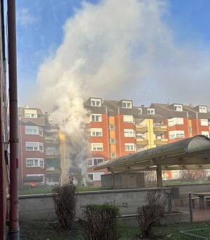 Rauch im Hinterhof - eine Drehleiter konnte hier nicht aufgestellt werden.