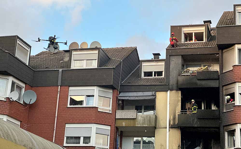 Einsatzkräfte der Spezialeinheit Höhenrettung als auch mittels Drohnen des Fernmeldezuges wurde das Haus auf Glutnester kontrolliert