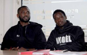 Sidy Dramé und Dolmetscher Moustapha T. bei der Pressekonferenz.