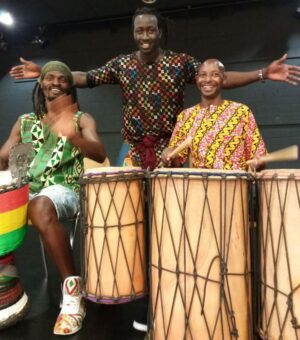 Insgesamt werden drei Künstler aus drei verschiedenen afrikanischen Ländern den Tanzkurs begleiten.