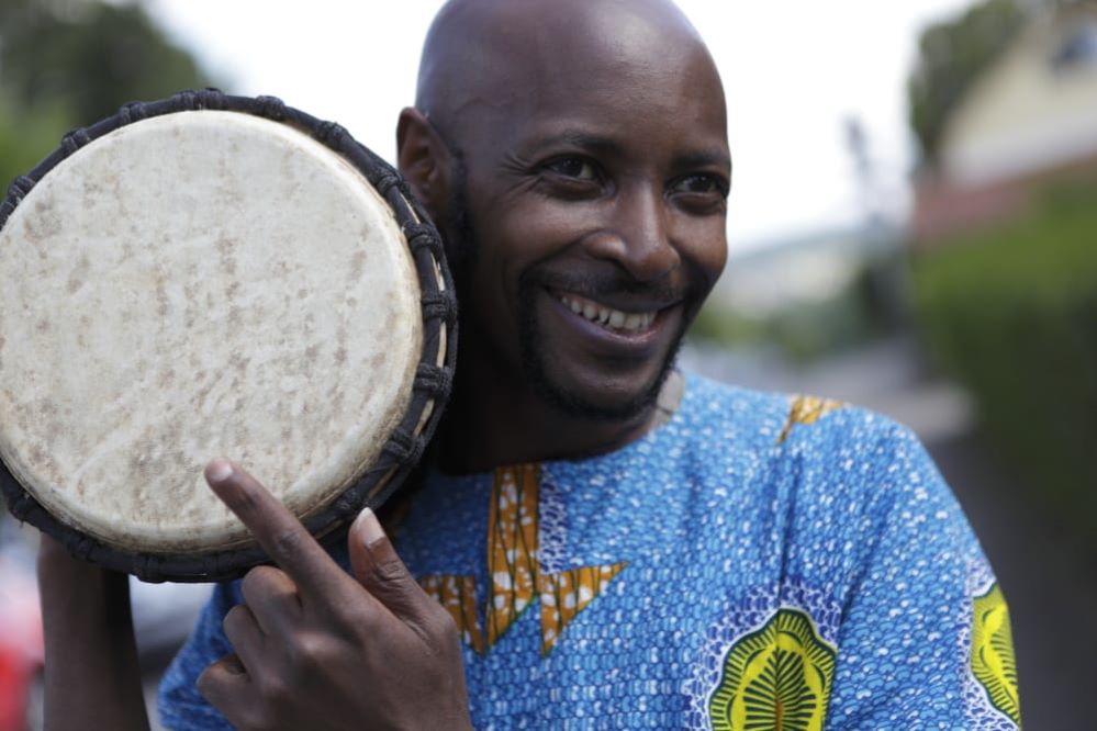Der afrikanische Tanzkurs wird von live getrommelter Musik des Theaterpädagogens Joseph Mahame begleitet.