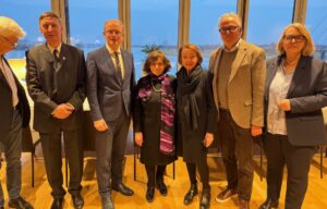 (v.l.) Georg Deventer (Förderverein Mahn- und Gedenkstätte Steinwache) Wladylaw Osik (Überlebender) Andre Kuper (Landtagspräsident) Angela Orosz - Richt (Überlebende) Dr. Eva Umlauf (Überlebende) Klaus Wegener (Präsident Auslandsgesellschaft) Anja Butschkau (Mdl.)