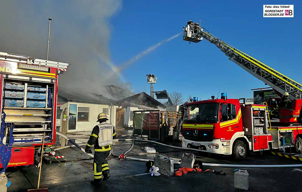 Das Werkstatt- bzw. Lagergebäude eines Betriebs in der Dechenstraße steht in Vollbrand.