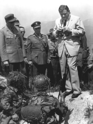 Franz Josef Strauß als Verteidigungsminister bei einem Manöverbesuch 1960