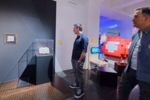 Jens Neubert und Dirk Mempel führen durch ihre Ausstellung „Pixelfieber" im Dortmunder U