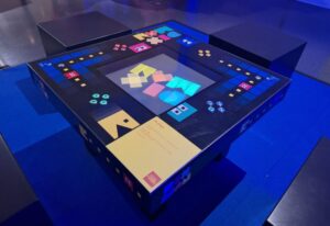 Ein Pac-Man Spieltisch in der uzwei Ausstellung „Pixelfieber"