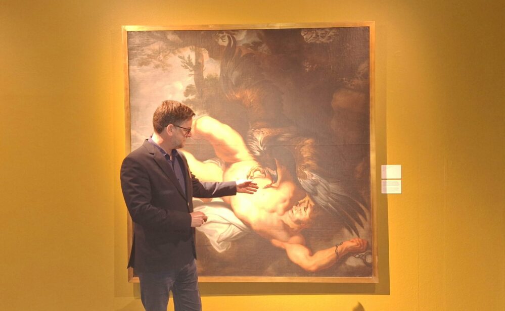 Dr. Christian Walda, Kurator der Ausstellung „REMIX. 800 Jahre Kunst entdecken", beschreibt eines der Kunstwerke