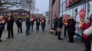 Insgesamt waren rund 40 Menschen bei der Mahnwache in Eving dabei.