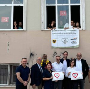 Empfang der Dortmunder Delegation in der Grundschule Hatay. 2. von links Klaus Wegener (Präsident Auslandsgesellschaft), 6. von links Martin van der Pütten (Leiter Internationales Stadt Dortmund) und 8. von links Volkan Baran (MdL) mit weiteren Vertretern der Stadt Hatay.