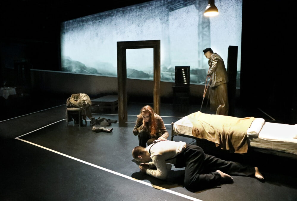 Wolfgang Borcherts Theaterst ck Drau en Vor Der T r Feiert Premiere 