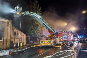 Es wurden zwei Drehleitern eingesetzt, um den Brand zu bekämpfen.