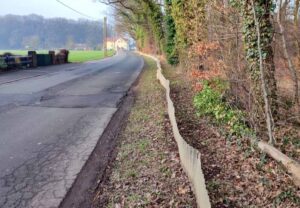 An einigen Stellen werden wieder Zäune zum Schutz der Tiere aufgestellt. 