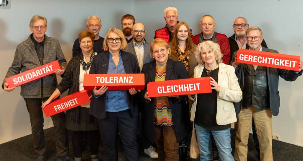 Das neue Team für die nächsten vier Jahre: Vorsitzende Anja Butschkau, ihre Stellvertreter*innen Ulrike Matzanke und Werner Rabenschlag, die Beisitzer*innen Hans van Dormalen, Brigitte Westphal, Lea Bürgerhoff, Simone Knipping, Markus Adler, Ulrich Finger, Dirk Sparka, Uwe Unterkötter, Prof. Wolfgang Bode sowie Geschäftsführer Tim Hammerbacher. Nicht auf dem Bild ist Birgit Jörder.