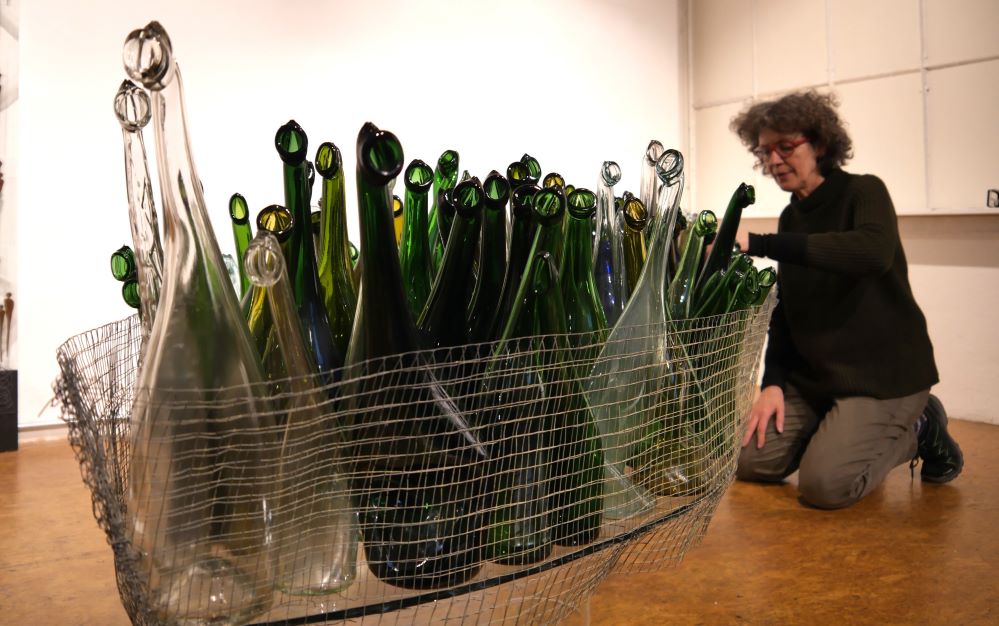 Die Künstlerin Heide Kemper blickt mit ihrer Ausstellung „GLAS · OBJEKT · BILD“ vom 08. bis zum 18. Februar auf drei Jahrzehnte Kunst- und Kulturarbeit zurück.