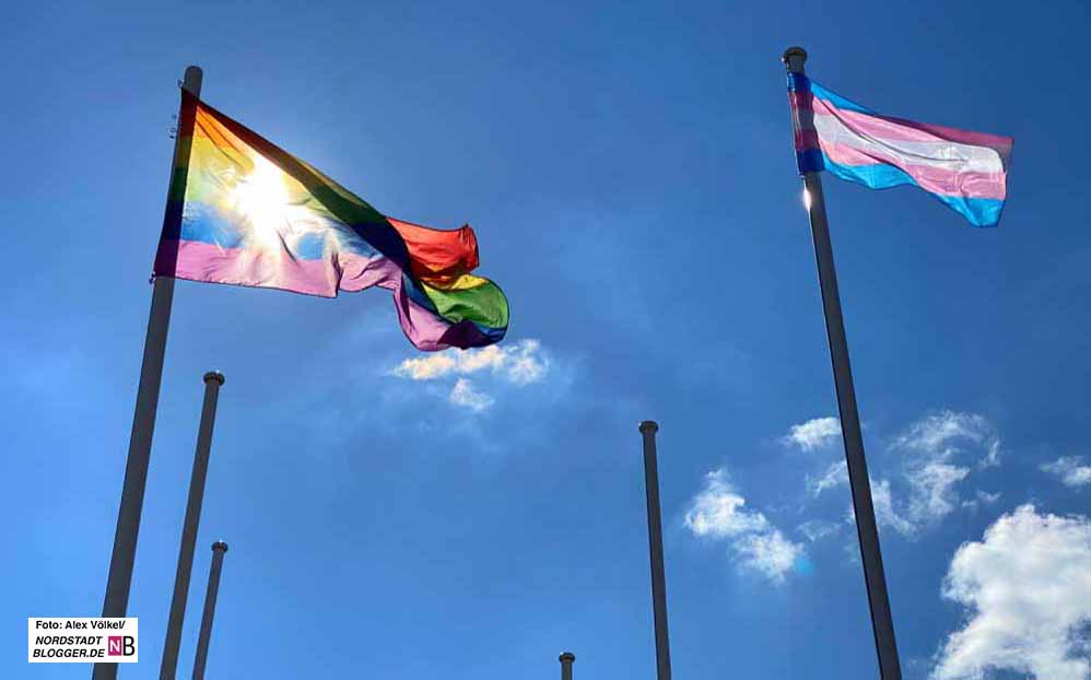 Die Regenbogen- und Trans*-Flagge am Friedensplatz.