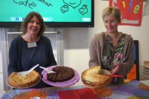 Christine Zander (l.) und Silke Röhrl bieten selbstgebackenen Kuchen an.