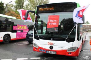 Bus, der auf der Windschutzscheibe die Aufschrift trägt „ver.di Warnstreik“. 