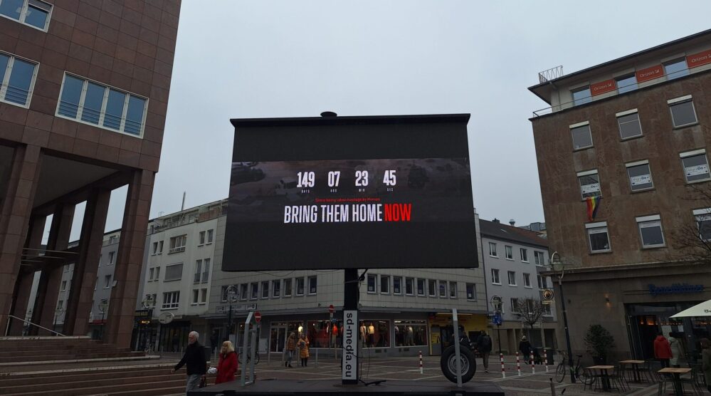 "Bring Them Home. Now!" Installation auf dem Friedensplatz in Dortmund