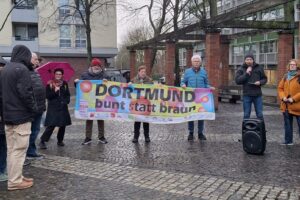 Der Arbeitskreis gegen Rechtsextremismus hält ein Banner mit der Aufschrift „Dortmund bunt statt braun" hoch