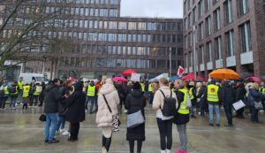 Rund 200 Streikende kamen auf dem Platz vor dem Dortmunder U zur Kundgebung zusammen