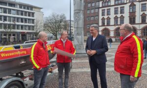 Fabian Raffel (Einsatzleiter DLRG), Stefan Raetsch (Vorsitzender des DLRG-Bezirks Dortmund), Oberbürgermeister Thomas Westphal und Michael Platz (Geschäftsführung DLRG)