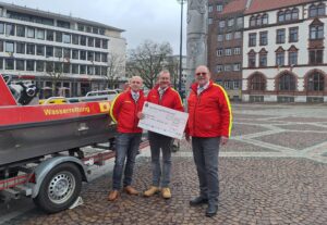 Fabian Raffel (Einsatzleiter DLRG), Stefan Raetsch (Vorsitzender des DLRG-Bezirks Dortmund) und Michael Platz (Geschäftsführung DLRG)