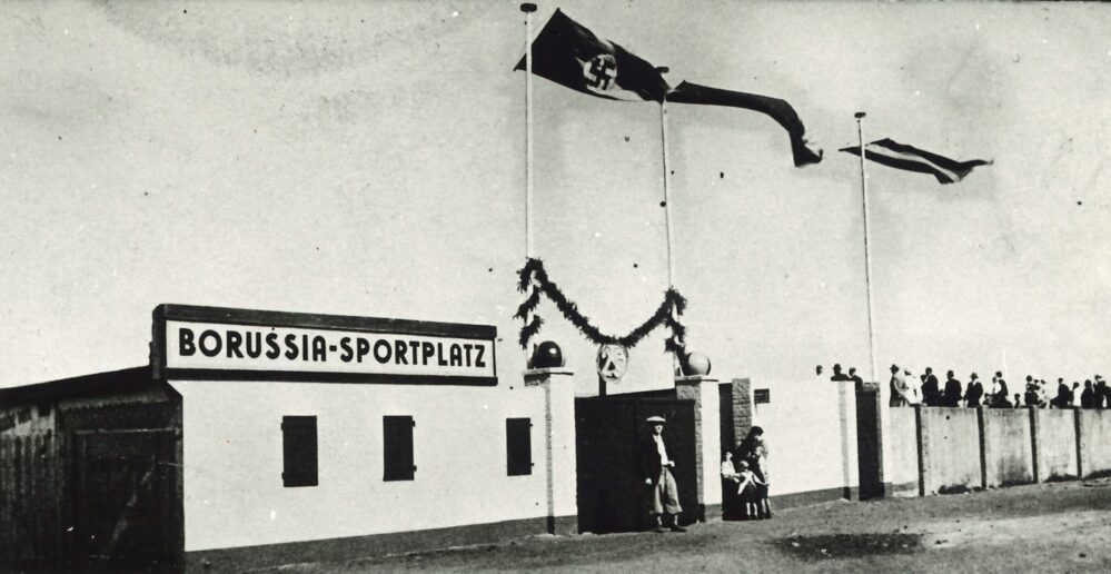 Der Borussia-Sportplatz im Hoesch-Viertel mit retuschierter Hakenkreuz-Flagge, 1934.