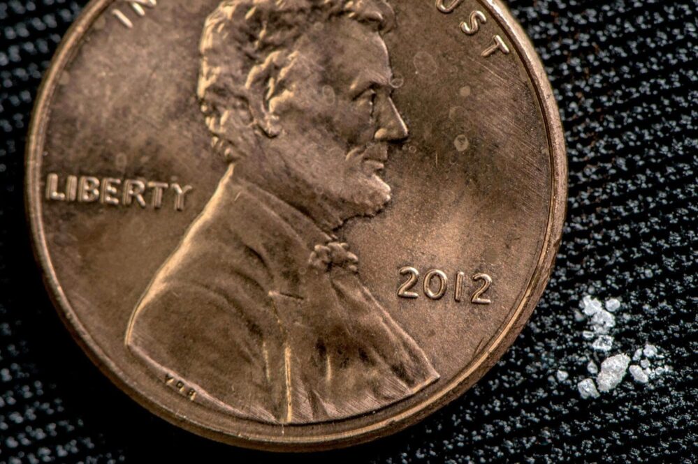 Die 2 Milligramm Fentanyl neben dem Penny (Durchmesser 1,9 cm) stellen für die meisten Menschen eine tödliche intravenöse Dosis dar.