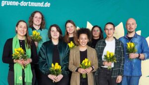 In den nächsten zwei Jahren stehen drei wichtige Wahlen an. Diesen stellen sich die Dortmunder Grünen mit einem engagierten Vorstandsteam (v.l.n.r.): Anke Weber, Luis Hotten, Hannah Rosenbaum, Meike Sittart, Diana Jean-Pierre, Safie Kondziele, Felix Berger und Marek Paul Kirschniok. Nicht auf dem Foto, aber auch dabei ist Johannes Zedel.