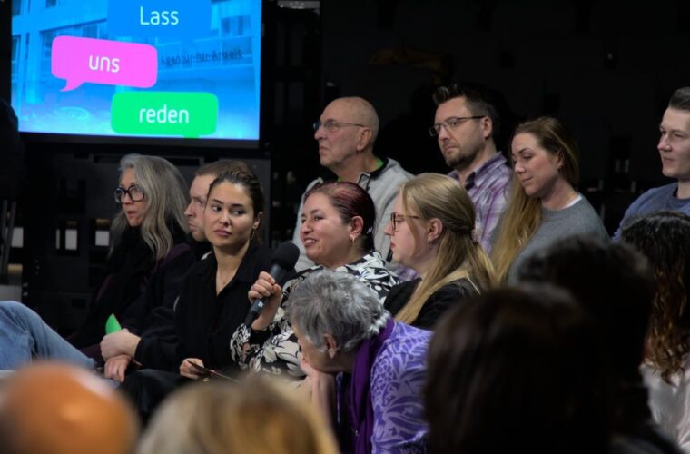 Studierende des Instituts für Journalistik der Technischen Universität Dortmund haben zusammen mit dem TV Lern- und Lehrsender und der Bürgermedienplattform NRWision die Menschen in der Dortmunder Nordstadt zum Thema Chancenungleichheit zu einem Stadtgespräch im Depot zusammengebracht.