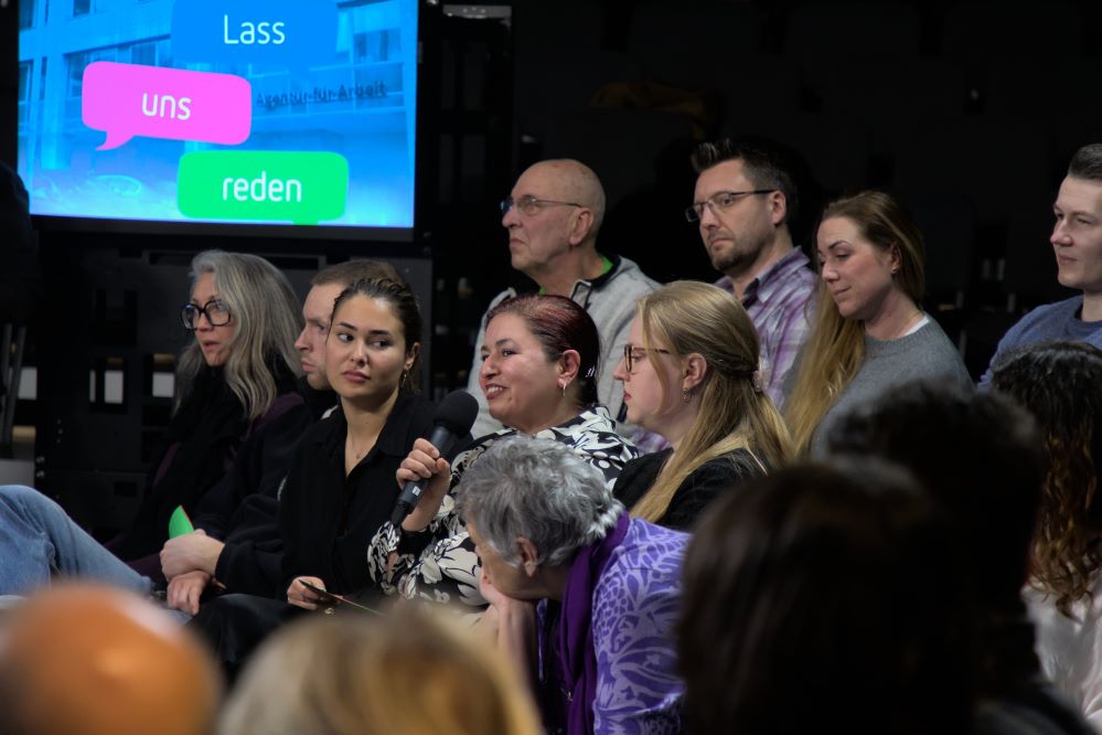 Studierende des Instituts für Journalistik der Technischen Universität Dortmund haben zusammen mit dem TV Lern- und Lehrsender und der Bürgermedienplattform NRWision die Menschen in der Dortmunder Nordstadt zum Thema Chancenungleichheit zu einem Stadtgespräch im Depot zusammengebracht.