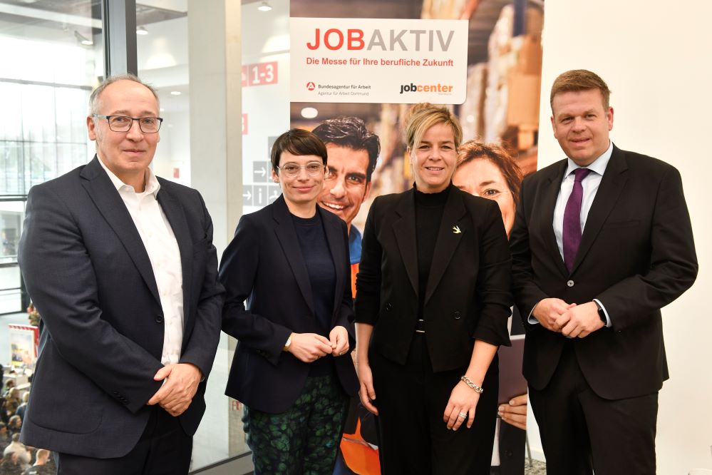 Anlässlich der Job- und Integrationsmesse Jobaktiv sind Roland Schüßler, Leiter der NRW-Arbeitsagentur, NRW-Integrationsministerin Josefine Paul, NRW-Wirtschaftsministerin Mona Neubaur und Matthias Heidmeier, Staatssekretär im Ministerium für Arbeit, Gesundheit und Soziales (v.l.) nach Dortmund gekommen.