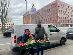 Julia Mohr und Jakob Zimmermann mit geretteten Lebensmitteln an der Rheinischen Straße