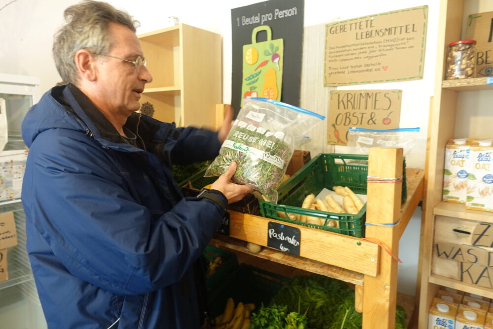 René Papier baut Microgreens in Dortmund an, wenn etwas übrig bleibt, bringt er es hier ins Geschäft