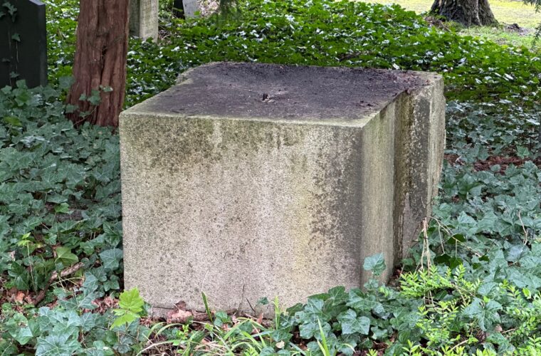 Ein großer Granitblock ohne Inschriften befindet sich auf der Grabstelle der Eheleute Louis und Clara Sternau.