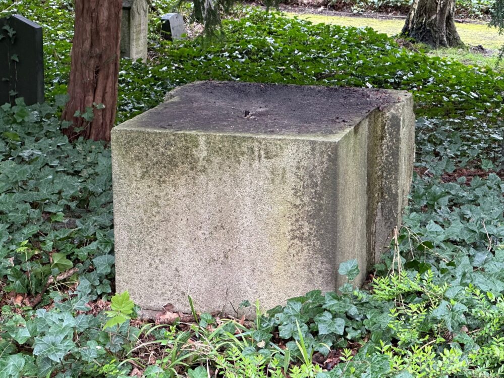 Ein großer Granitblock ohne Inschriften befindet sich auf der Grabstelle der Eheleute Louis und Clara Sternau.