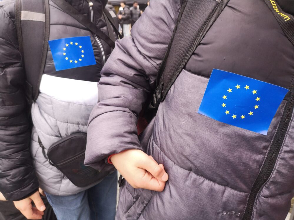 Schüler mit Europa-Stickern auf den Jacken