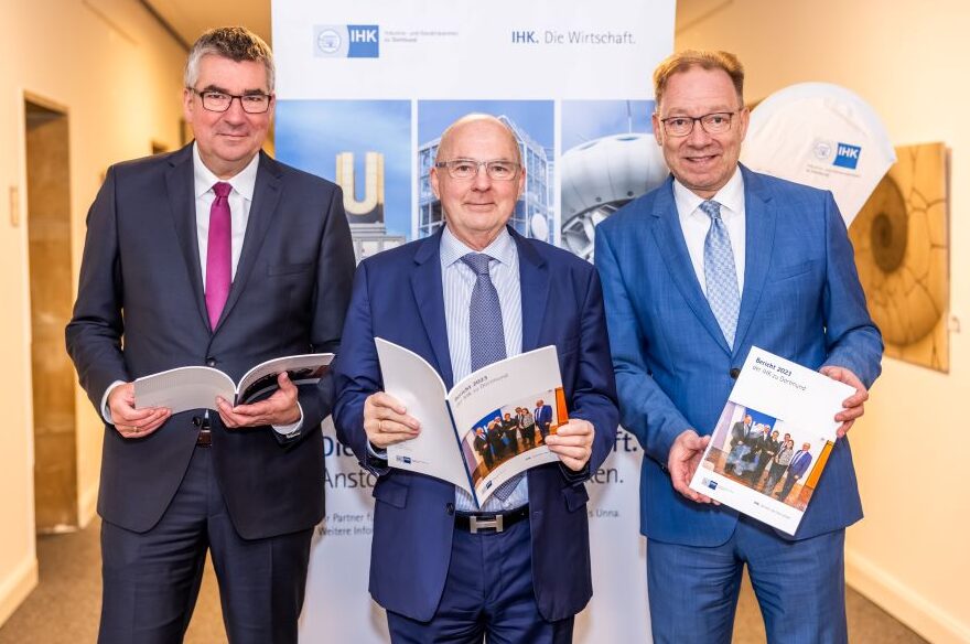 Stellten den IHK-Jahresbericht 2023 vor (v.r.): Stefan Schreiber, Heinz-Herbert Dustmann und Wulf-Christian Ehrich.