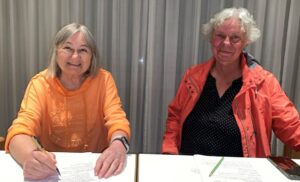 Karin Kesten (links) und Eva Bux (rechts) haben sich bei Facebook kennengelernt und nach unerfolgreicher Suche einer „OMAS GEGEN RECHTS“ Gruppe in Dortmund, entschieden eine eigene ins Leben zu rufen.