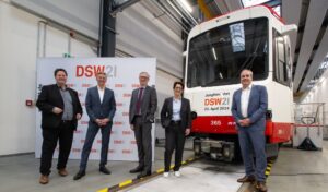 Harald Kraus, Arbeitsdirektor der DSW21, Jörg Jacoby Finanzvorstand der DSW21, Ulrich Jaeger Verkehrsvorstand der DSW21, Heike Heim Vorstandsvorsitzende der DSW21 und Ralf Habbes, Betriebsleiter und Prokurist Technik (v.l) bei der Premierenfahrt der neuen Stadtbahnen.