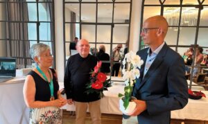 Marc Frese gratuliert Yoko Schlütermann zum Bundesverdienstkreuz.