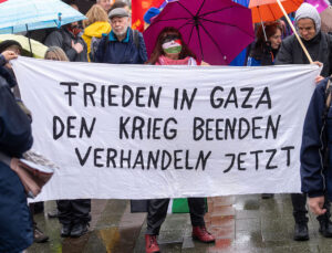 Banner mit der Aufschrift „Frieden in Gaza. Den Krieg beenden, verhandeln jetzt.“ 