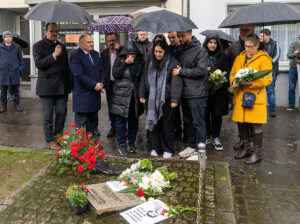 Elif und Gamze Kubaşık am Mahnmal an der Mallinckrodtstraße