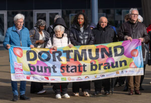 Dortmunder Arbeitskreis gegen Rechtsextremismus bei der Gedenkveranstaltung (mittig: Fatoumata Schulze Zumhülsen)