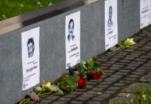 Mahnmal für die Opfer des NSU mit Blumen