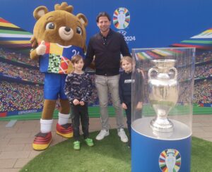 Die beiden Grundschüler mit Maskottchen Albärt, Roman Weidenfeller und dem Original-Pokal