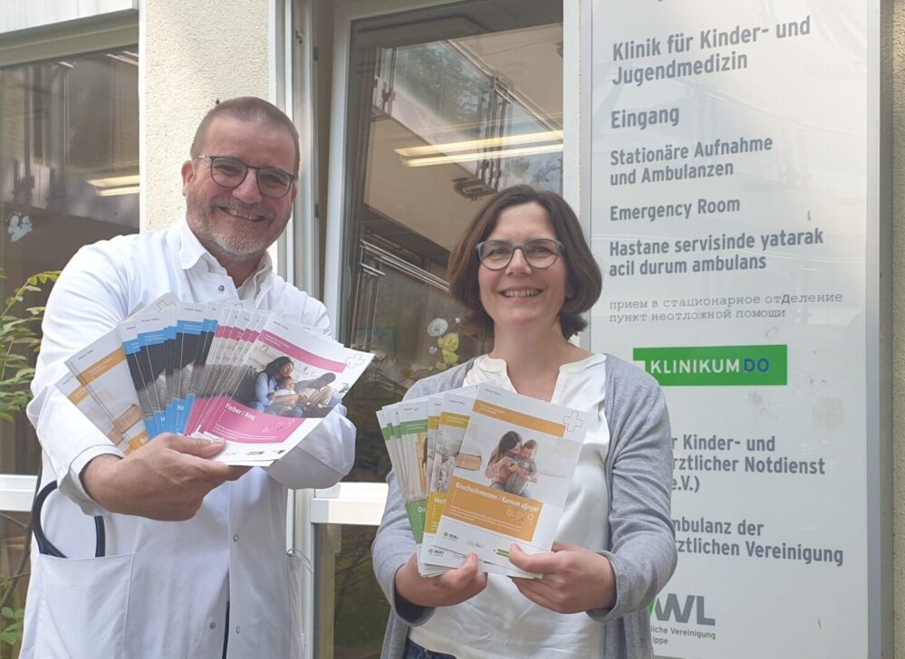 Klinikleiter Prof. Dr. med. Schneider und Frau Dr. med. Weigt-Usinger präsentieren die neuen Broschüren