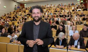 Prof. Aladin El-Mafaalani, seit April 2024 Inhaber des Lehrstuhls für Migrations- und Bildungssoziologie an der TU Dortmund, hielt seine Antrittsvorlesung.