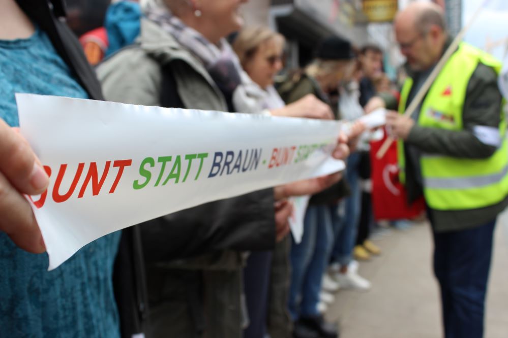 Mit einem Flatterband markierten die Demonstrant:innen eine durchgehende Kette über den ganzen Hellweg.